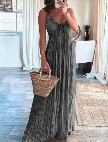 Détail plissé fluide sur la robe bohème Capucine™.