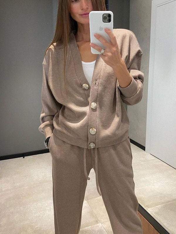 Ensemble Britta™ marron avec cardigan à gros boutons pour un style casual chic.
