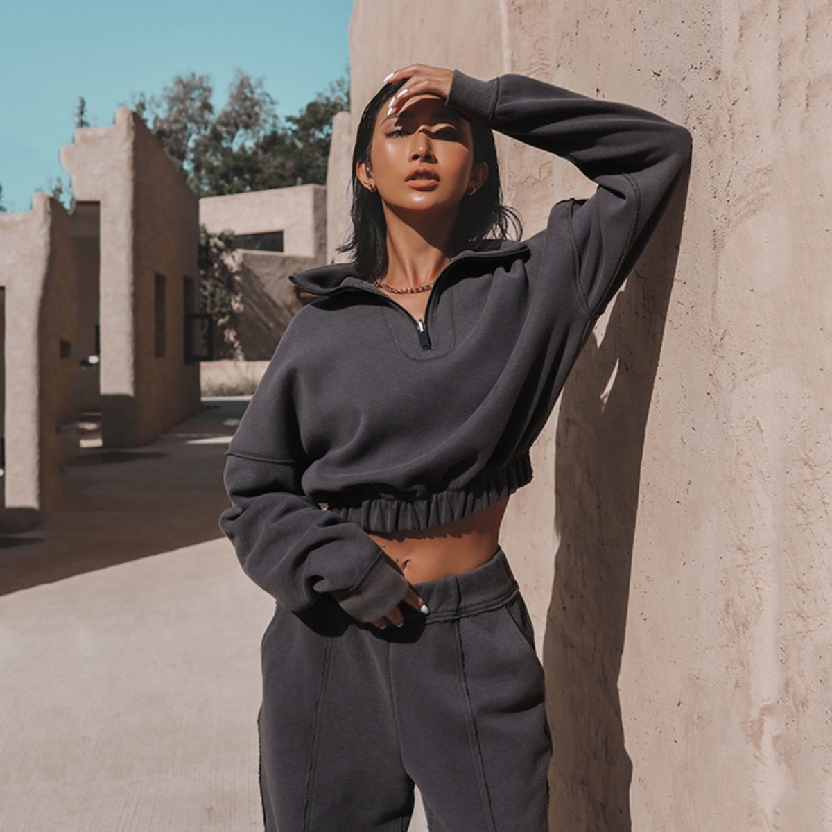 Ensemble MAEVA™ crème avec sweat court à coutures contrastantes et demi-zip.