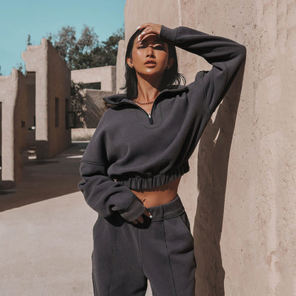 Ensemble MAEVA™ crème avec sweat court à coutures contrastantes et demi-zip.
