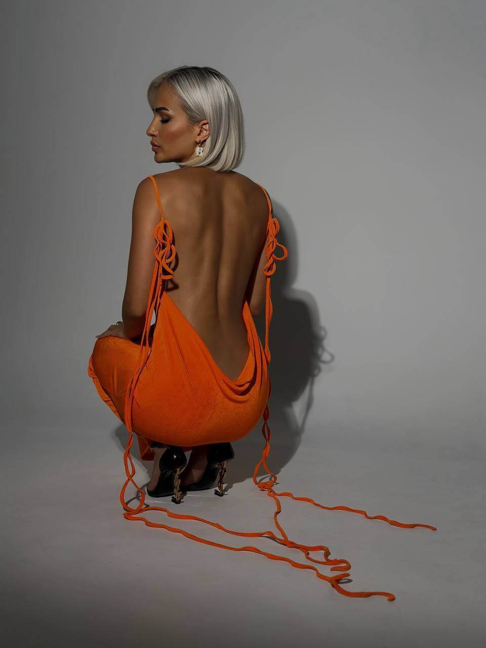Robe Backless™ en mouvement, idéale pour un confort et une élégance longue durée.