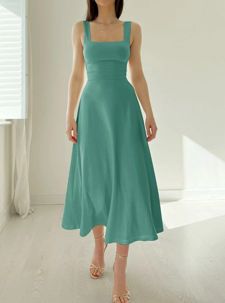 Robe Ksenia™ mise en valeur par une coupe flatteuse et minimaliste.