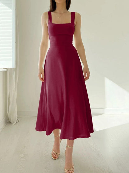Robe Ksenia™ portée avec des accessoires pour une allure sophistiquée.